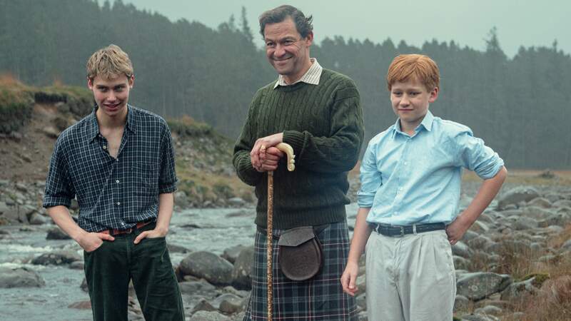 Dominic West (Charles Windsor) et ses enfants William (Senan West) et Harry (Will Powell ). 