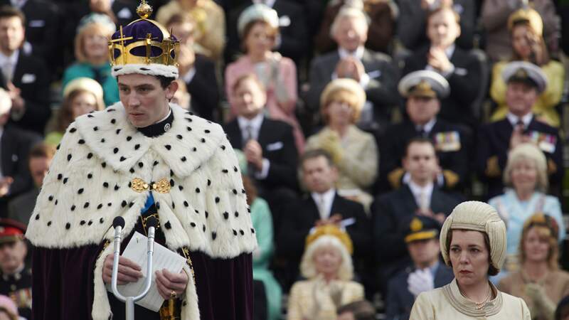 Le couronnement du jeune prince de Galles (Josh O'Connor) aux côtés de la reine Elizabeth (Olivia Colman). 