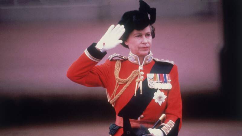 La reine Elizabeth II (Olivia Colman) défile à cheval au Trooping the Colour en 1979.