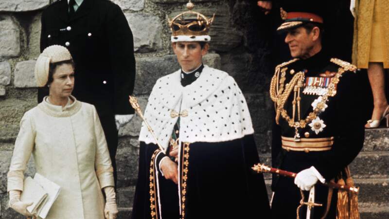 Le couronnement du jeune prince de Galles aux côtés de la reine Elizabeth et du prince Philip. 