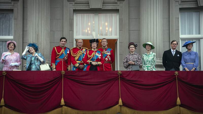 Les acteurs de The Crown reproduisent une scène au balcon de Buckingham.