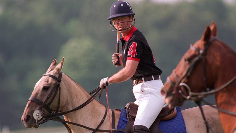 Le prince Charles jouant au polo.