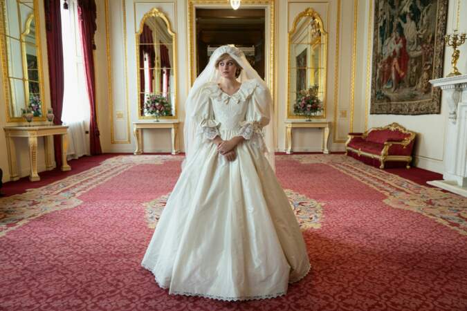 La production de The Crown a réalisé un travail d'orfèvre en recréant la mythique robe de mariée de Diana.