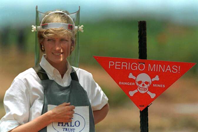 Diana Spencer lors d'un voyage pour combattre les mines antipersonnels.