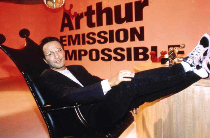Repéré sur Fun Radio, Arthur fait ses premiers pas à la télé avec "L'émission impossible" sur TF1, une sorte de late night au ton provocateur.