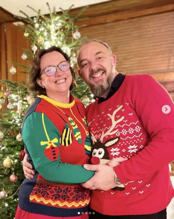 Ophélie et son mari Teddy Beaufour ont commencé les festivités avec des amis sur le thème "pull moche de Noël".