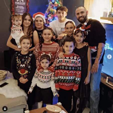 Céline et Ludovic Valiente et leurs neuf enfants, Zoé, Jordan, Lola, Alicia, Clara, Nolan, Liam, Joy et Mila, réunis le soir de Noël