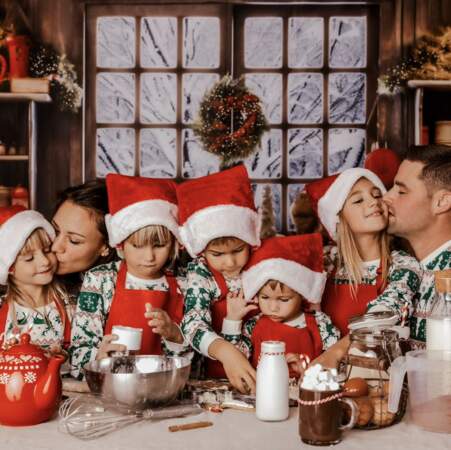 Aïda et Emile Hämmerli, récemment devenus propriétaires de leur chalet en Suisse, câlinent leurs cinq enfants le jour de Noël.