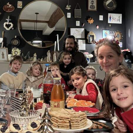 Audrey et Hervé Boibessot, qui viennent d'accueillir Tancrède, leur huitième enfant, réunis en famille autour d'un délicieux repas de Noël