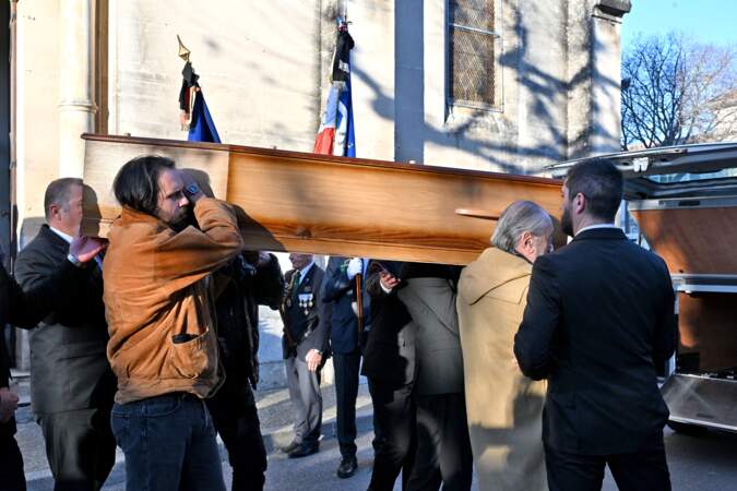 Jules Marchand portant le cercueil de son père, Guy Marchand 
