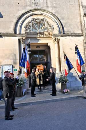Le cercueil de Guy Marchand à sa sortie de l'église 