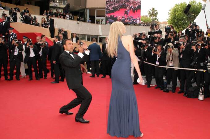 Hors des écrans, l'animateur est fan de photographie. Là, il capture Adriana Karembeu sur le tapis rouge du Festival de Cannes en mai 2005