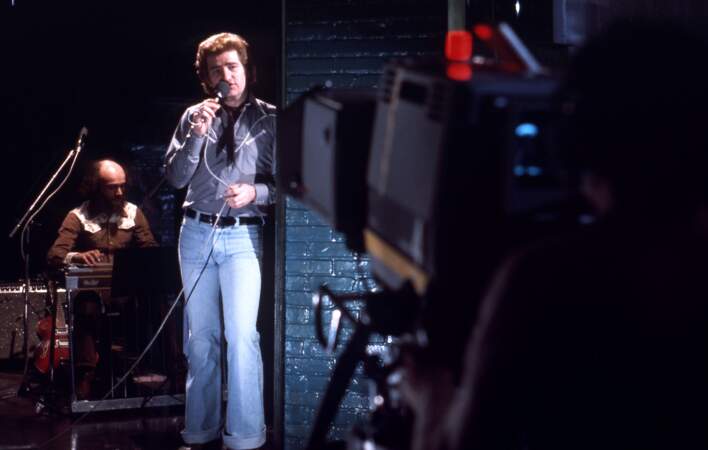 En parallèle de sa carrière de chanteur, Eddy Mitchell présente une émission dédiée au cinéma sur France 3 des années 80 à la fin des années 90 