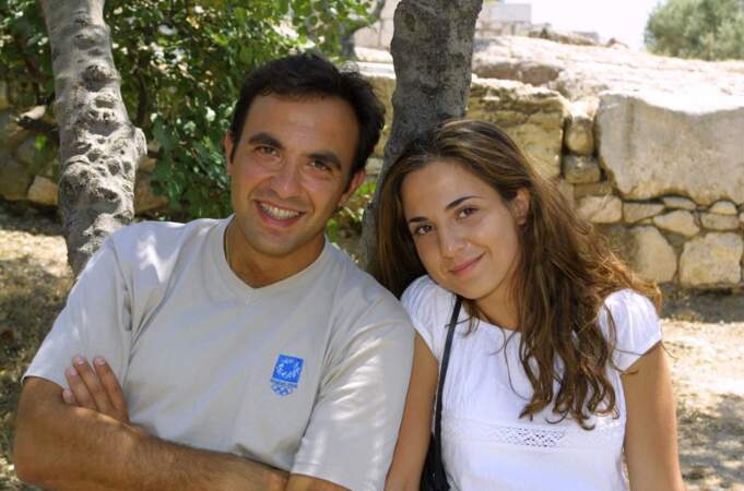 Côté vie privée, l'animateur a une sœur cadette, Maria, que voici en 2001 au pied de l'Acropole à Athènes