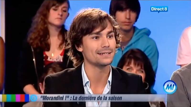 À l'âge de 22 ans, Bertrand Chameroy fait sa première apparition à la télé dans "Morandini !" sur Direct 8
