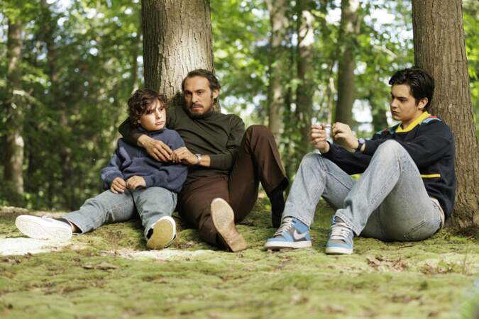 Dans la série, Maurice Agnelet (Yannick Choirat) est proche de ses fils Guillaume (Raphael Durali) et Thomas (Paul Arnal).