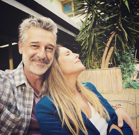 Stéphane Blancafort a dévoilé sur son compte Instagram des photos du tournage du téléfilm de Tandem. Ici avec Astrid Veillon, avec en légende "Toujours heureux de se retrouver ! 😊"