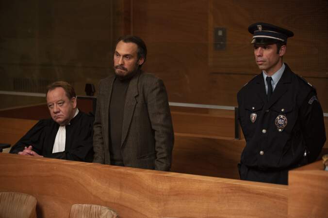 Maurice Agnelet (Yannick Choirat) lors de la scène du procès pour le meurtre d'Agnès Le Roux.