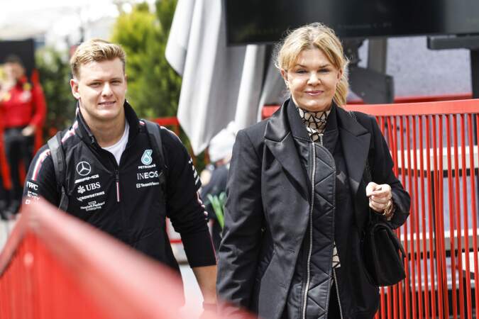 Mick Schumacher et sa mère Corinna Betsch lors des séances de qualifications du Grand Prix de Formule 1 à Baku en Azerbaïdjan en avril 2023
