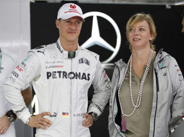 Sabine Kehm fait partie du clan de Michael Schumacher car elle est sa manager. Elle s'occupe notamment de la communication sur l'état de santé de l'ancien pilote