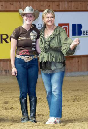 La mère et sa fille posent ensemble, ici en juillet 2022, lors d'une compétition d'équitation