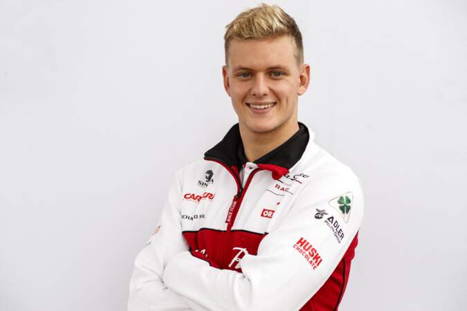 Il fait ses premiers pas sur un circuit de Formule 1 lors de la saison 2021-2022 dans l'écurie Haas