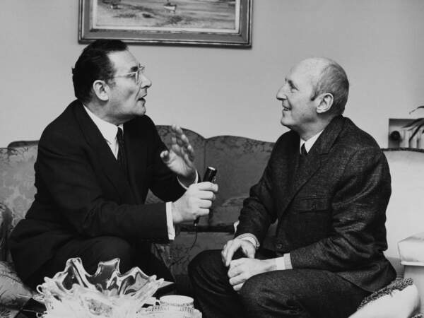 Bourvil était l'une des plus grandes vedettes en France; ici en 1969 répondant aux questions du journaliste Léon Zitrone.
