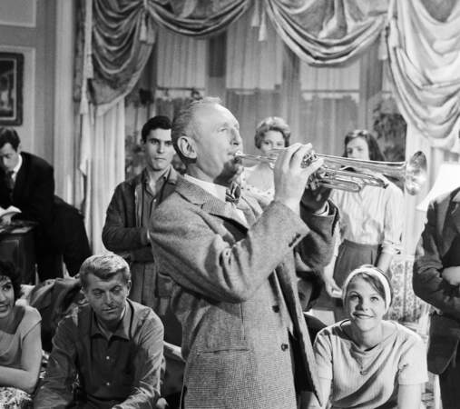 Bourvil sur le tournage du film "Un Drôle de dimanche" en 1958.
