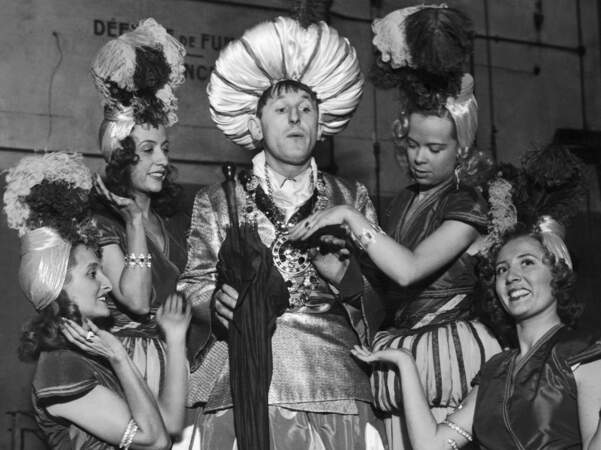 Bourvil a commencé sa carrière de comédien au théâtre en 1937. 