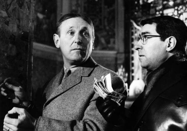 Bourvil et Jean Poiret dans le film satirique "Un Drôle de paroissien" en 1963.