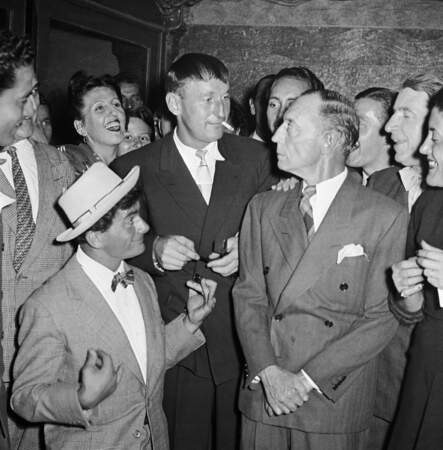 Bourvil en 1947, entre Maurice Baquet et Buster Keaton, l'une des stars du cinéma comique muet.