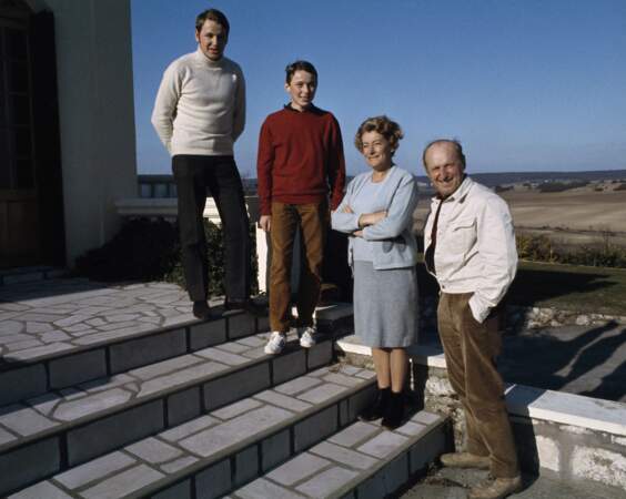 Bourvil et sa famille chez lui à Montainville en 1968.