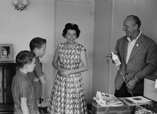 Bourvil en famille en 1960, avec sa femme Jeanne et ses deux fils Dominique et Philippe.