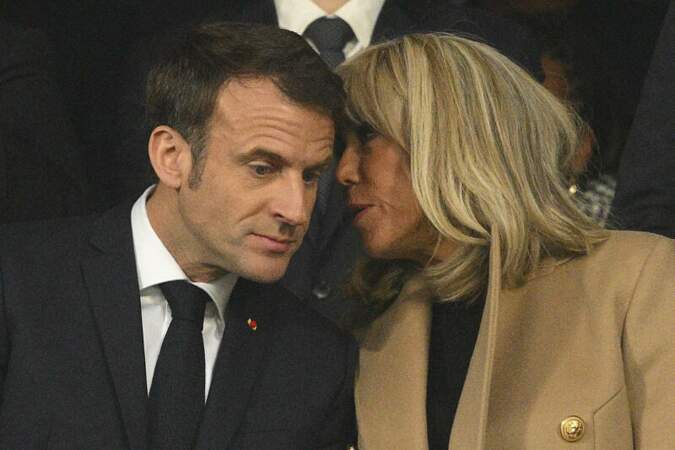 Brigitte Macron est souvent surprise en train de murmurer à l'oreille de son mari
