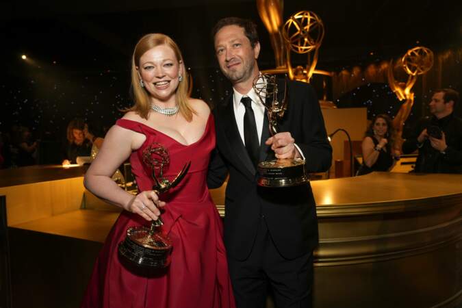 Sarah Snook et Ebon Moss-Bachrach posent fièrement avec leur Emmy