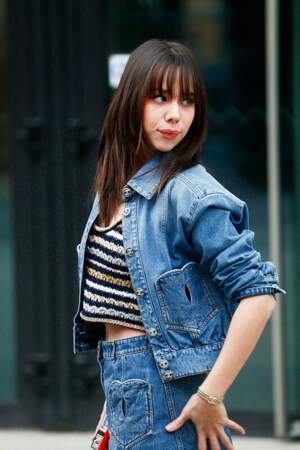 Kim Higelin, actrice révélée dans Le Consentement, ose le jean à la Fashion Week Haute Couture de Paris.