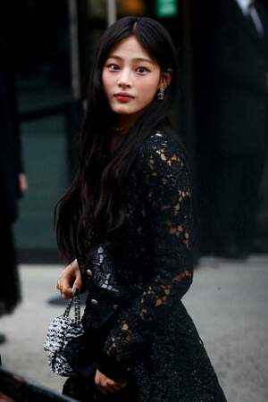 La chanteuse sud-coréenne Minji très chic au défilé Chanel.