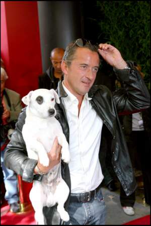 Amoureux des chiens, Christophe Dechavanne a eu plusieurs Jack Russell terrier. Le premier s'appelait Adeck