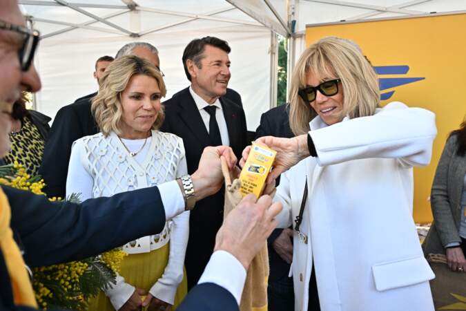 Brigitte Macron a ouvert les premières boîtes de pièces jaunes pour les récolter et les compter