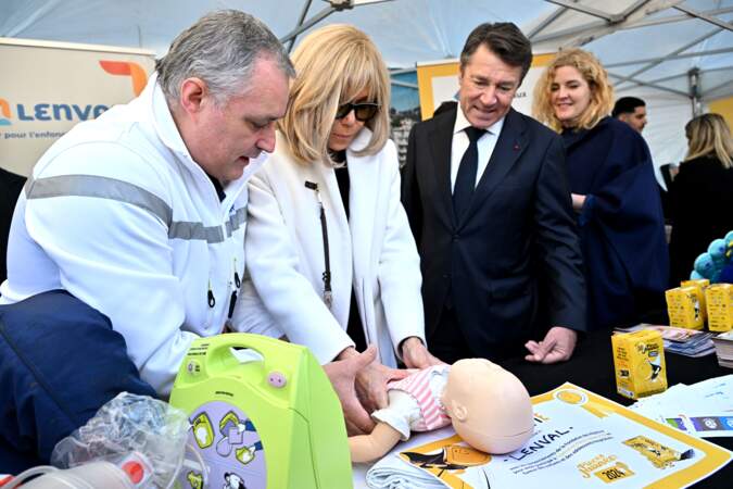 Brigitte Macron s'est ensuite elle-même prêtée à la simulation de premiers secours sur un bébé mannequin
