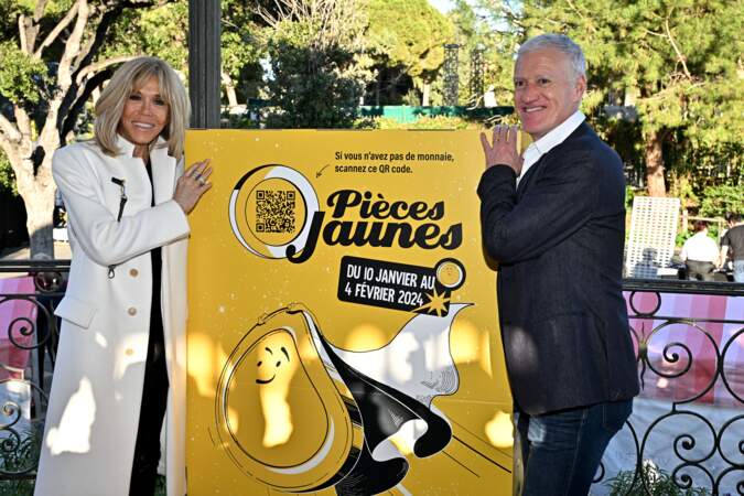 Brigitte Macron et Didier Deschamps ont posé avec l'affiche de la 35ème opération Pièces Jaunes.
