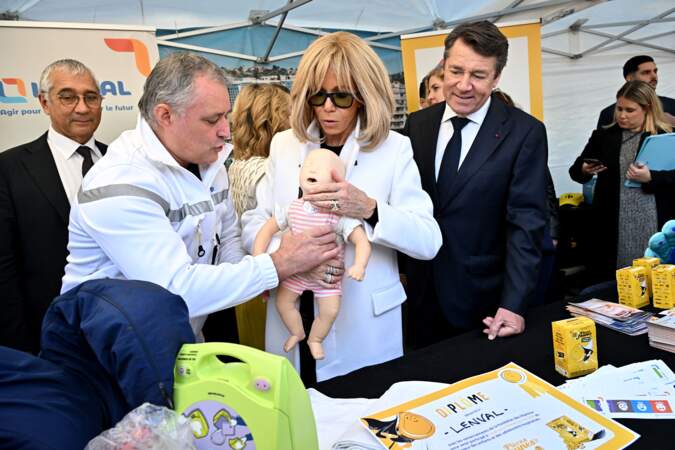 Christian Estrosi a observé, amusé, Brigitte Macron prendre soin du faux bébé