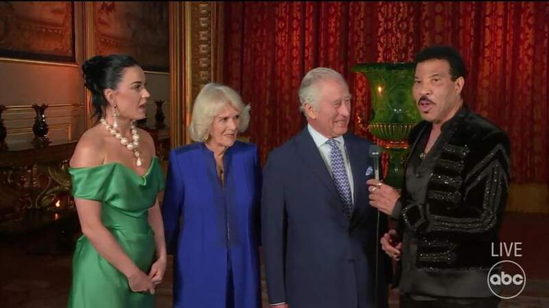 Entre-temps, le roi a fait des apparitions remarquées comme ici avec Katy Perry et Lionel Richie lors du concours de chant américain American Idol.