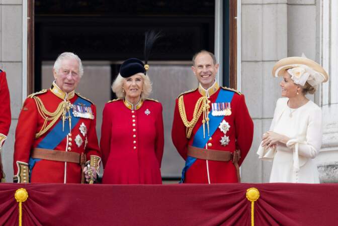 Il a également été accompagné de la famille royale d'Angleterre lors du défilé "Trooping the Colour" à Londres, le 17 juin.