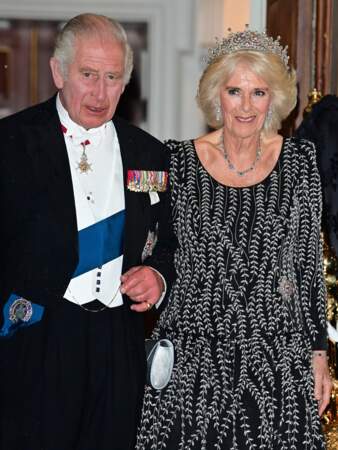 Toujours accompagné de la reine consort Camilla Parker Bowles, il s'est rendu à de nombreux événements en Angleterre, que ce soit des dîners ou des cérémonies pour être au plus proche du peuple.