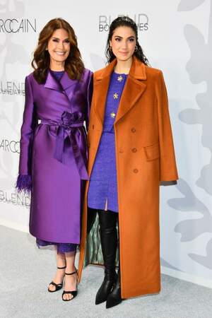 La star de Desperate Housewives portait un manteau satiné violet qui contrastait avec le trench orange de sa fille.