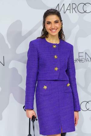 Emerson Teeney était très élégante dans un ensemble en tweed violet accessoirisé de boutons de fleurs dorés.