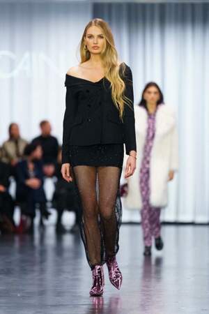 Elle a fait sensation sur le catwalk avec un blazer noir, une jupe scintillante noire et des talons métallisés roses.