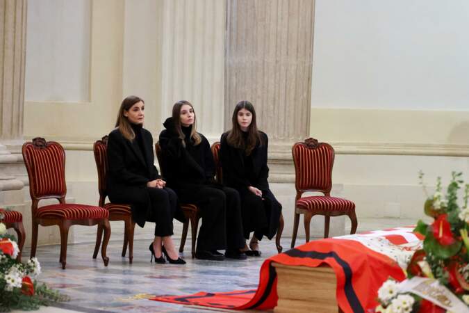 La princesse Clotilde Courau et ses filles, les princesses Vittoria et Louisa, tristes pendant la veillée funèbre