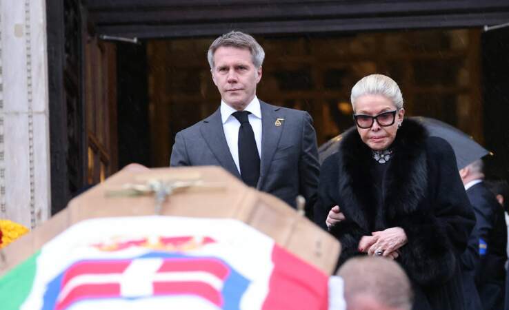Les obsèques du prince Vittorio-Emanuel de Savoie avaient lieu ce samedi 10 février à la cathédrale de Turin. Son fils, le prince Emmanuel-Philibert de Savoie, et sa veuve, Marina Ricolfi-Doria, étaient évidemment présents.